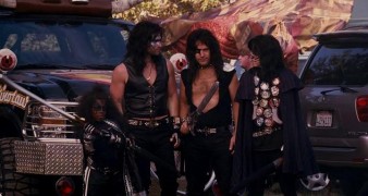 Кадр з фільму Дорослі забави