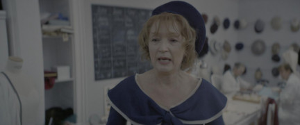 Кадр з фільму Місіс Гарріс їде у Париж