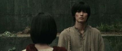 Кадр з фільму Атака титанів. Фільм перший: Жорстокий світ