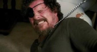 Кадр з фільму Порушуючи правила