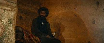 Кадр з фільму Книга Кларенса