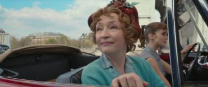 Кадр з фільму Місіс Гарріс їде у Париж