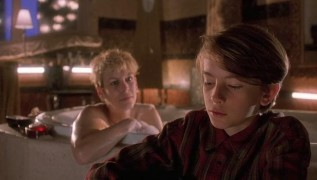 Кадр з фільму Мамині хлопчики