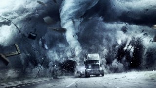 Кадр з фільму Погоня за ураганом