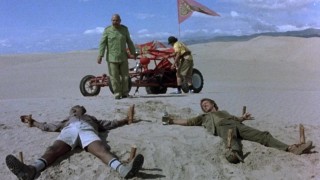 Кадр з фільму Той, хто ходить у вогні