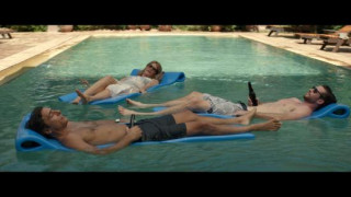 Кадр з фільму Самотня планета