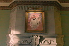 Кадр з фільму Учень. Історія Трампа