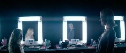 Кадр з фільму Неоновий демон