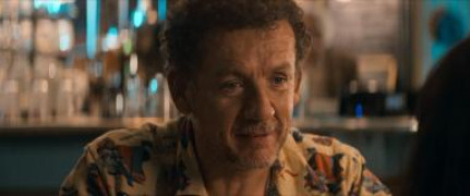 Кадр з фільму Наречений з all inclusive