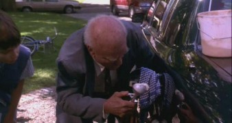 Кадр з фільму Сусіди по кімнаті, або невгамовний дід