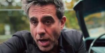 Кадр з фільму Езра: Неналежна поведінка