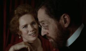 Кадр з фільму Шепіт і крик