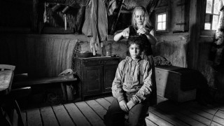 Кадр з фільму Пофарбоване пташеня