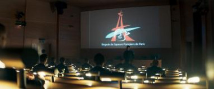 Кадр з фільму Крізь вогонь