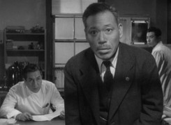 Кадр з фільму Жити