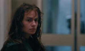 Кадр з фільму Без даху, поза законом