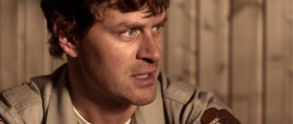 Кадр з фільму Ворог ще ближче