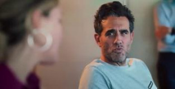 Кадр з фільму Езра: Неналежна поведінка