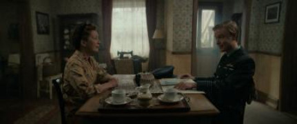 Кадр з фільму Місіс Гарріс їде у Париж