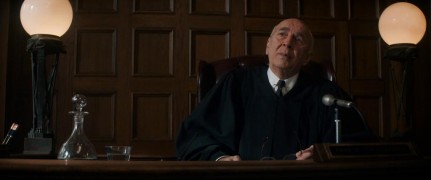 Кадр з фільму Суд над Чиказькою сімкою