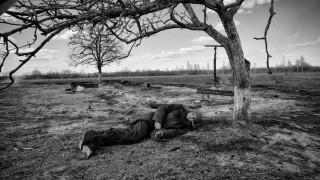 Кадр з фільму Пофарбоване пташеня