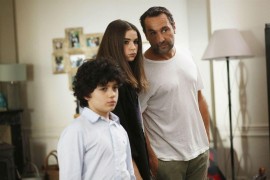 Кадр з фільму Під одним дахом