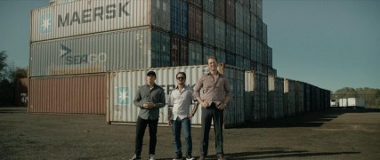 Кадр з фільму Викрасти і продати