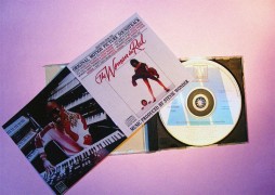 Кадр з фільму Жінка в червоному