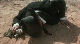 Кадр з фільму Стрілець від Бога