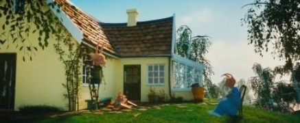 Кадр з фільму За дев'ятьма морями