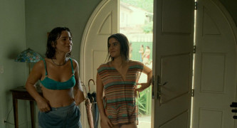 Кадр з фільму Я досі тут