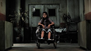 Кадр з фільму Темні Поверхи