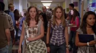 Кадр з фільму Зіпсовані дівчиська 2