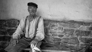 Кадр з фільму Пофарбоване пташеня