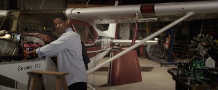 Кадр з фільму Рейс