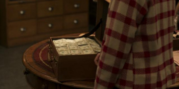 Кадр з фільму Костюм