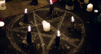 Кадр з фільму Володарі хаосу