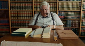 Кадр з фільму Серйозна людина