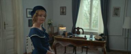 Кадр з фільму Місіс Гарріс їде у Париж