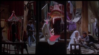 Кадр з фільму Чарлі Чан і прокляття королеви драконів