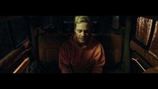 Кадр з фільму Під замком