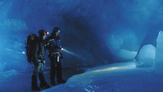 Кадр з фільму Багрові ріки