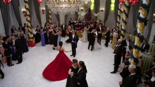 Кадр з фільму Корона на Різдво