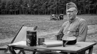 Кадр з фільму Пофарбоване пташеня