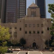 Кадр з фільму МакБрайд: Це вбивство, мадам