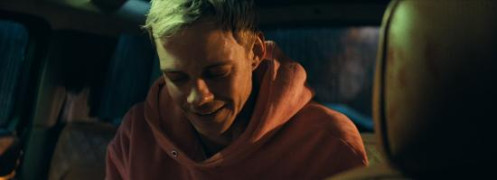 Кадр з фільму Під замком