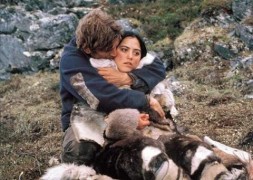 Кадр з фільму Той, що йде у снігах