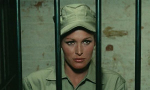 Кадр з фільму Пригоди китайця в Китаї