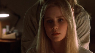 Кадр з фільму Білий олеандр