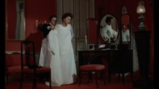 Кадр з фільму Шепіт і крик